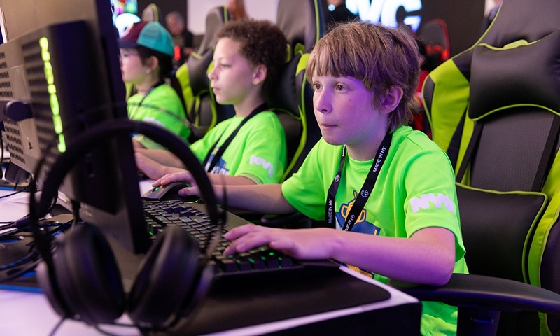 Kids playing videogames on a computer